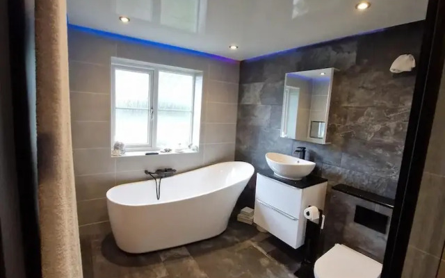5-bedroom Family Holiday Home Sleeps 7 Garden Parking Pet Friendly North Wales