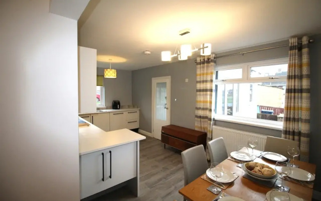 3 Bed House - Sleeps 6 - Fully Refurbished