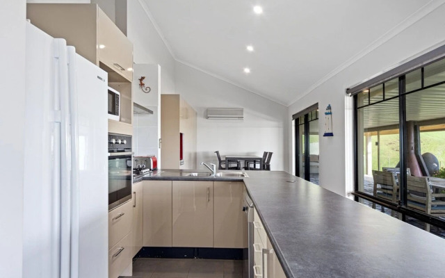 Marina Views - 64 Seaview Avenue