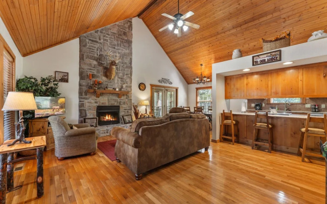 Whispering Woods Lodge - Sleeps 6 2 Bedroom Home by RedAwning