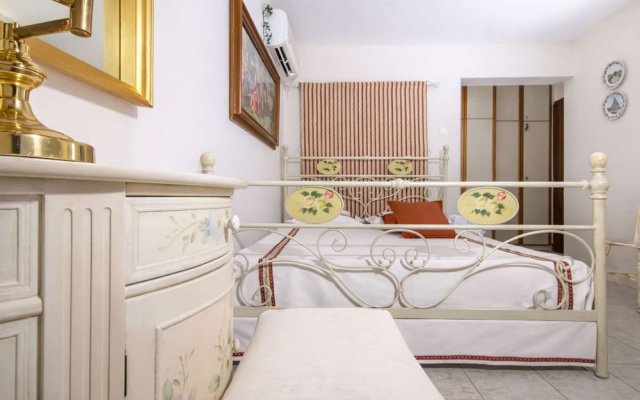 Rococo Style - Romantic Seaside Stay Near Volos
