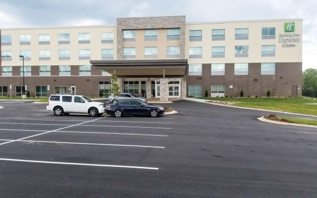 Holiday Inn Express & Suites Charlotte NE - University Area, an IHG Hotel