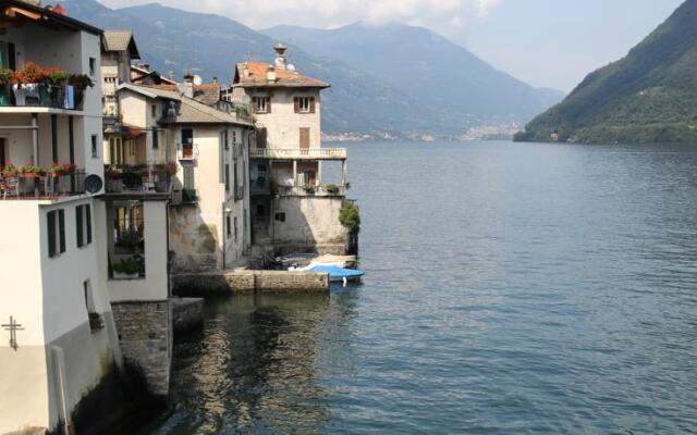 Terrace Directly on Lake Como