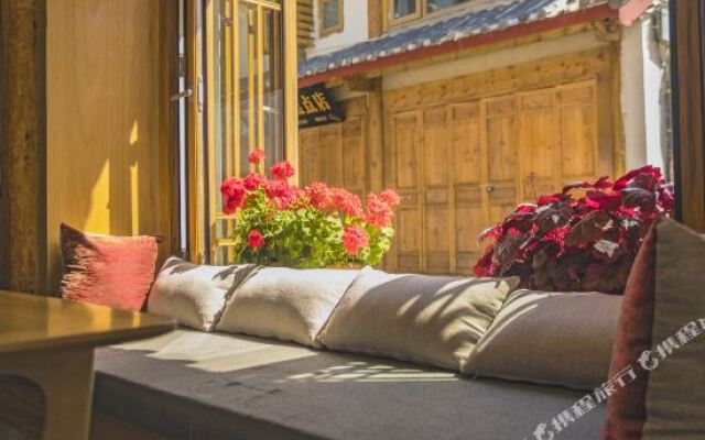 Lijiang Flower Sea Inn (South Gate of Ancient City)