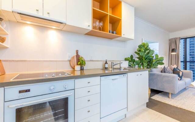 Lovely City Apartment with Pool & Gym