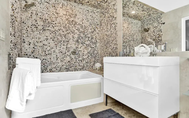 Private Pool 3BR With Lakefront View