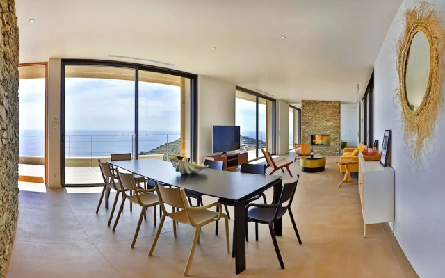 Luxurious Architect-designed Property Pool sea View