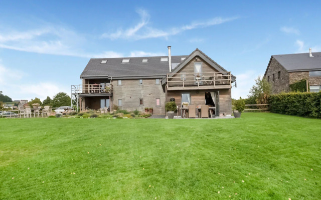 Tranquil Holiday Home in Mont with bubble bath, Terrace, Garden