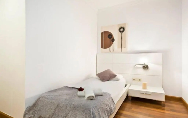 Central and Elegant 4 Bedroom by Placa Catalunya