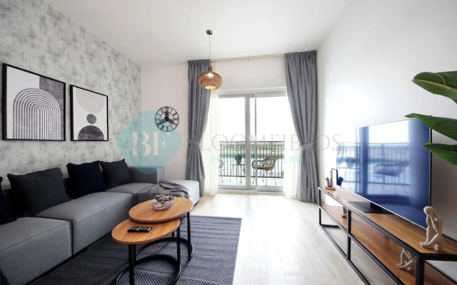 Bloomfields 1BR Canal View in Water Edge
