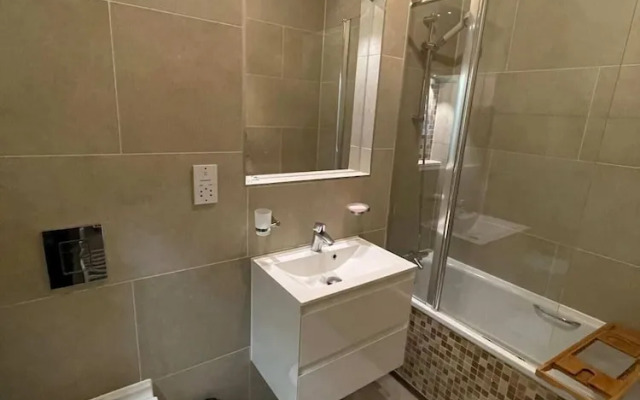 Chic Victorian Flat in Private Estate - Mile End!