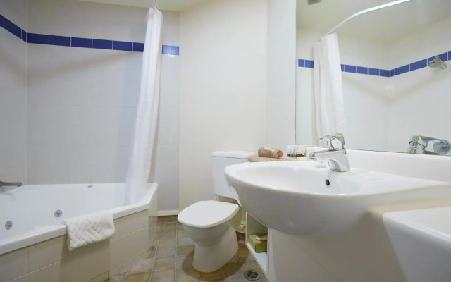 Ventura Inn & Suites Hamilton
