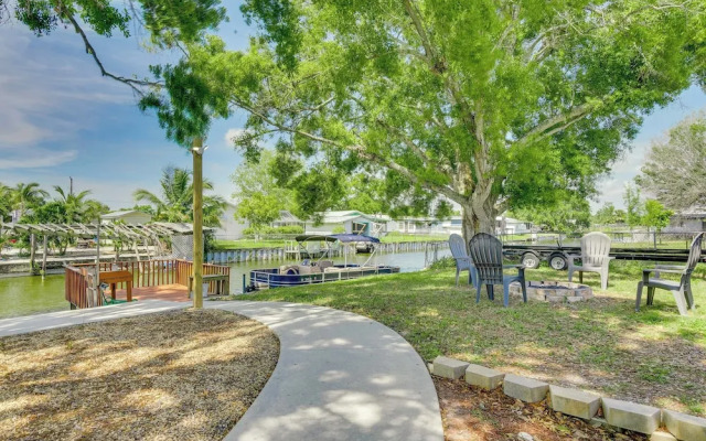 Waterfront Okeechobee Getaway w/ Backyard Dock!