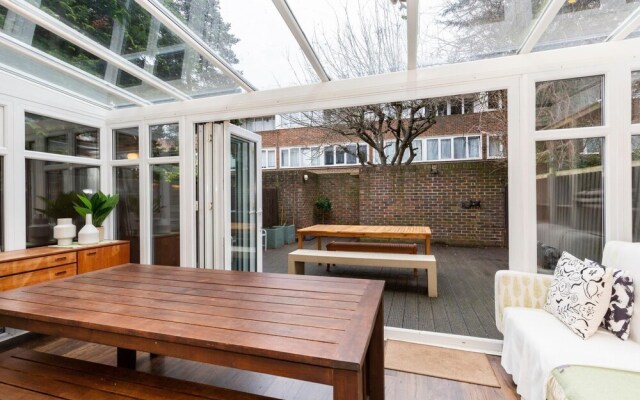 Contemporary 2BD Garden Maisonette Near Angel