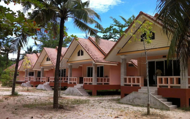 Ao Thong Beach Bungalows & Restaurant