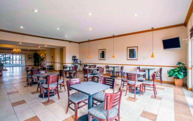 Comfort Inn & Suites Greenville I-70