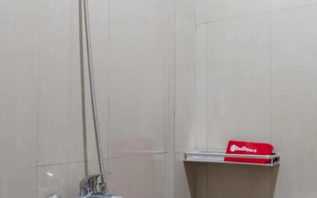 Roellie's Guest House by RedDoorz