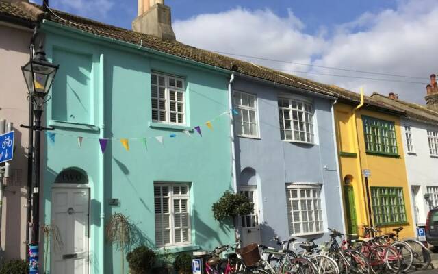 Charming Country-style Cottage in Central Brighton