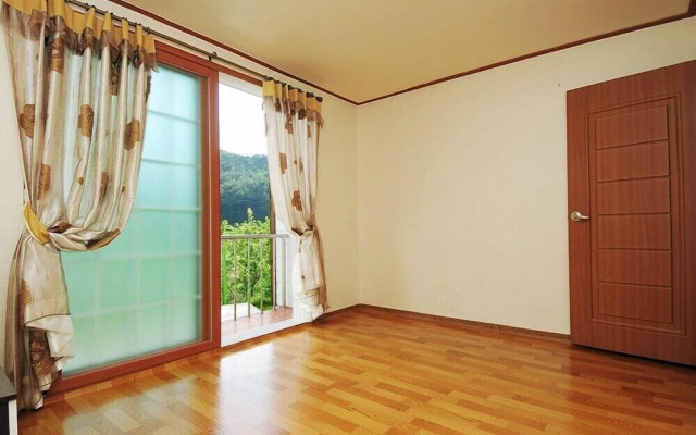 Songnisan Mountain White