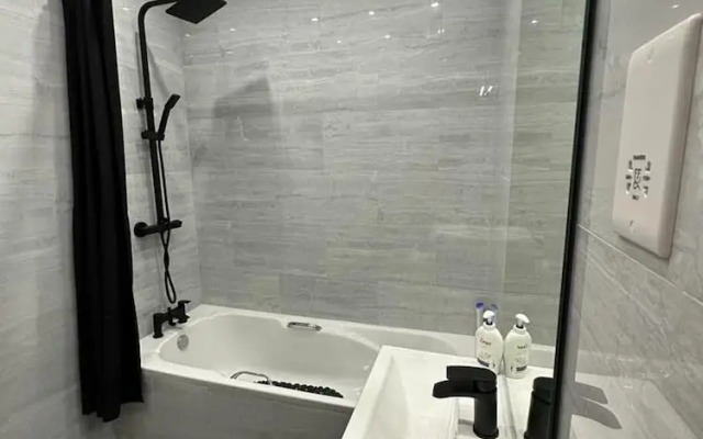 Remarkable 3-bed Apartment in London
