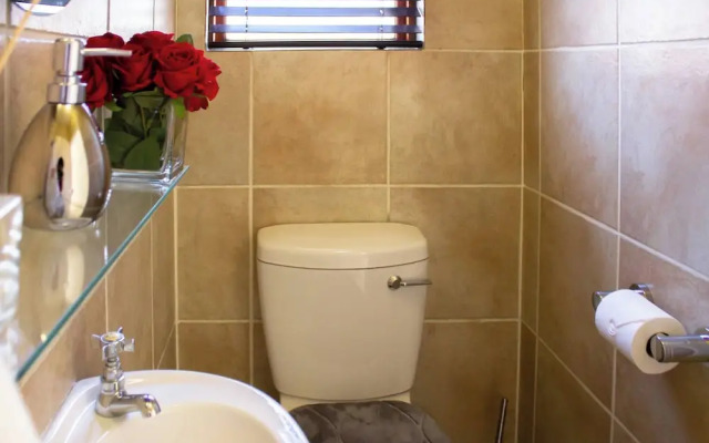 Beautiful 2 Bedroom Apartment Near Monte Casino