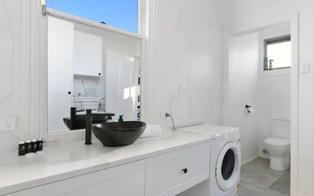 Charming 2-bed House in North Hobart