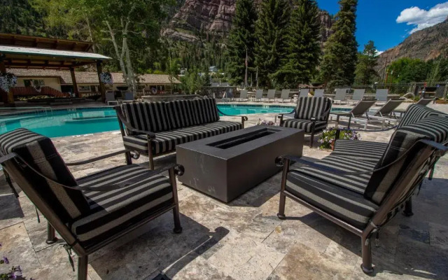 Twin Peaks Lodge & Hot Springs