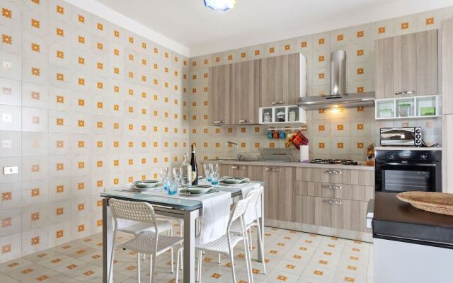 Pleasant Holiday Home in Donnalucata near Spiaggia Micenci
