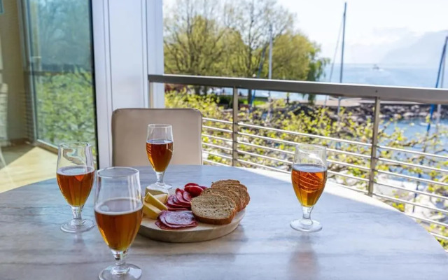 Lakeside Apartment with panoramic view on the lake