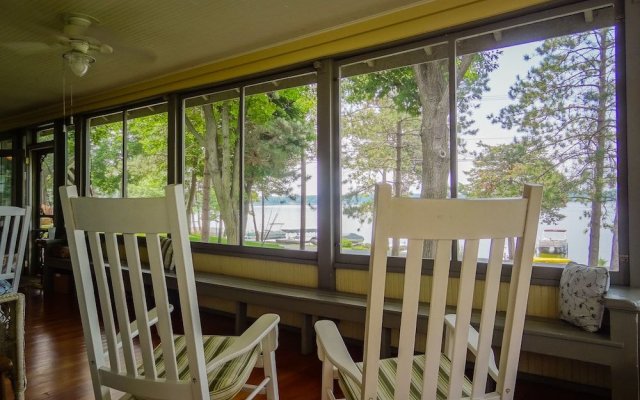 Lake Ripley Lodge w Lake Front Rooms, Grand Porch, Kayaks & Paddleboard