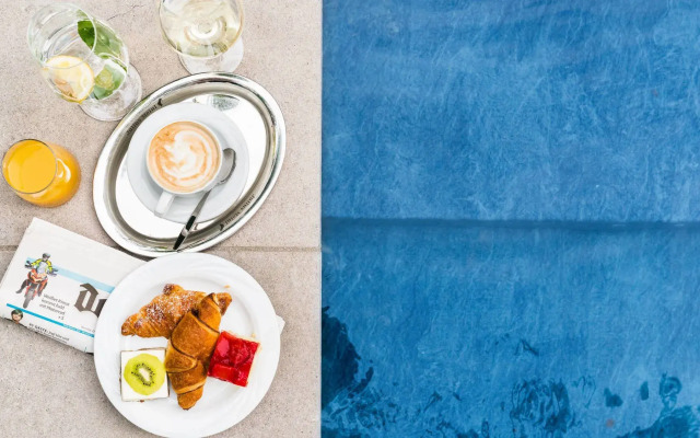 Flora Hotel & Suites