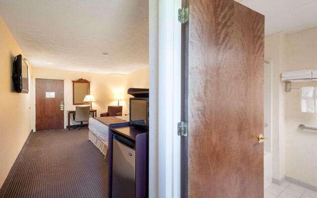 Rodeway Inn & Suites - Charles Town, WV