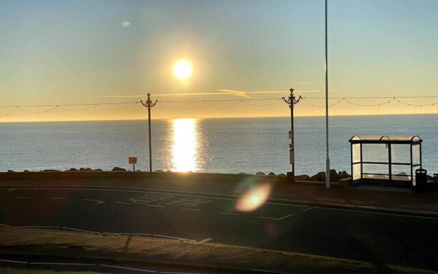 Worthing Beach 180 - 2 bed Seafront With Parking