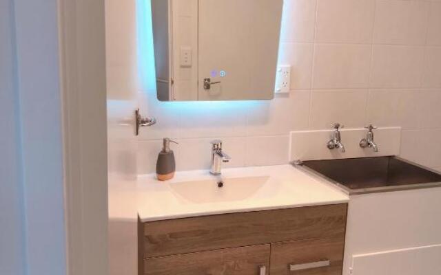 Bright Eden Park two bed townhouse private parking