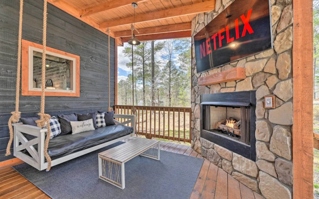 'honey's Nook' Broken Bow Home w/ Hot Tub + Decks!