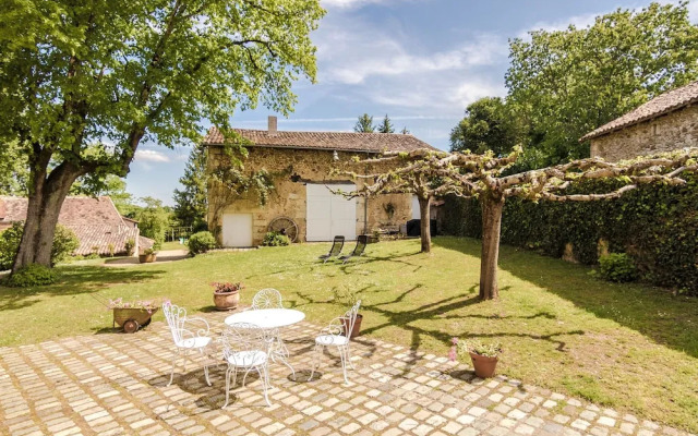 Plushy Villa in Sourzac With Pool, Fitness & Recreation Centre