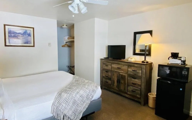 Western Riviera Lakeside Lodging