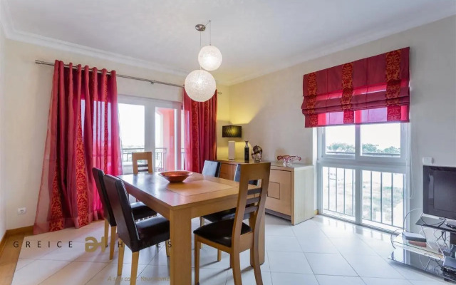 Greice Homes-Luxury 2 bed en-suite south facing & Golf view