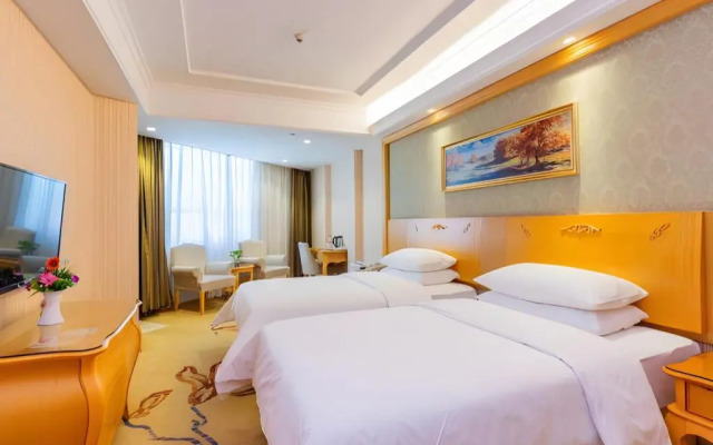 Vienna Hotel (Shenzhen Guanlan Changhu Metro Station) )