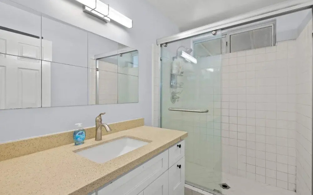 Bright Spacious Stay Near LA Top Attractions
