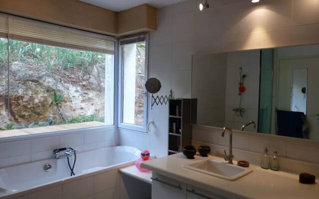 Spacious Villa in Toulon with Private Pool