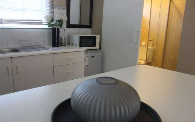 Chic & Serene 1-Bed Haven in Roodepoort
