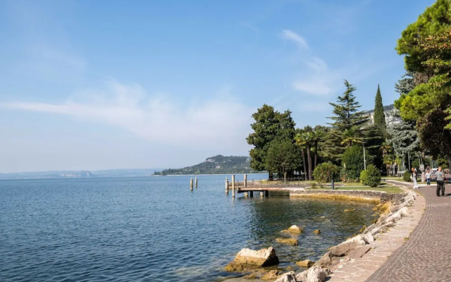 Belvilla by OYO Comfortable Apartment With Pool