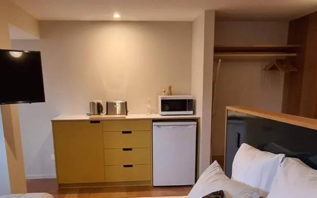 Kowhai Studio -private opposite golf course in central Wanaka