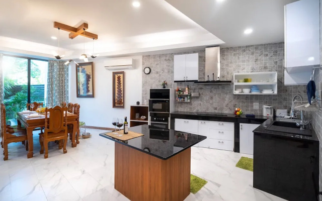 Bright Luxury Villa W Garden Pool & Sauna