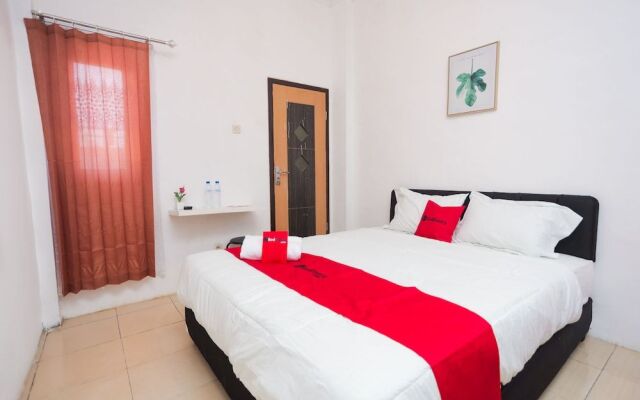 RedDoorz near Plaza Araya 2