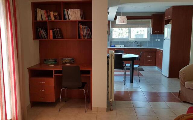 Comfy house with private garden & view, near Kyparissia Castle