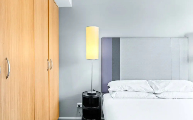 Sleek 1-bed by Jubilee Park With Pool