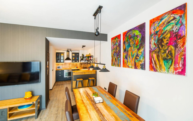 Art Gallery Apartment in Silver Mountain