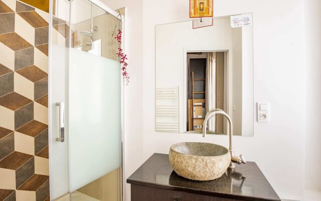 Loft-inspired Flat Near Montmartre, Sleeps 4